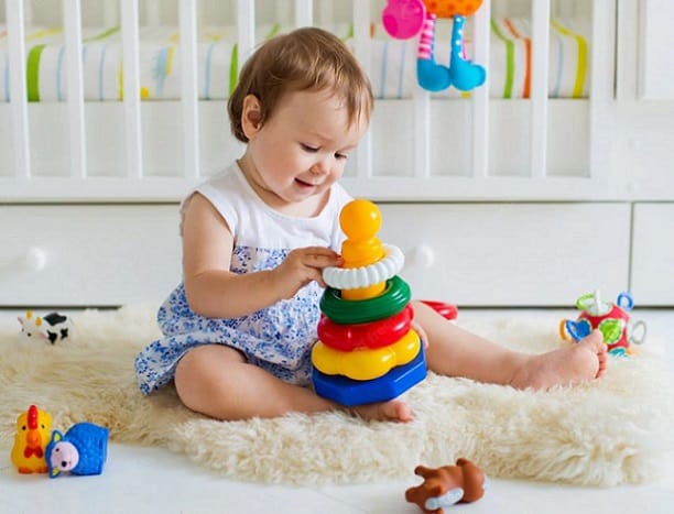 اسباب بازی هایی که برای تقویت مهارت های حرکتی به ویژه دست هستند، باید در اولویت خرید اسباب بازی مناسب نوزاد سه ماهه قرار بگیرند.
