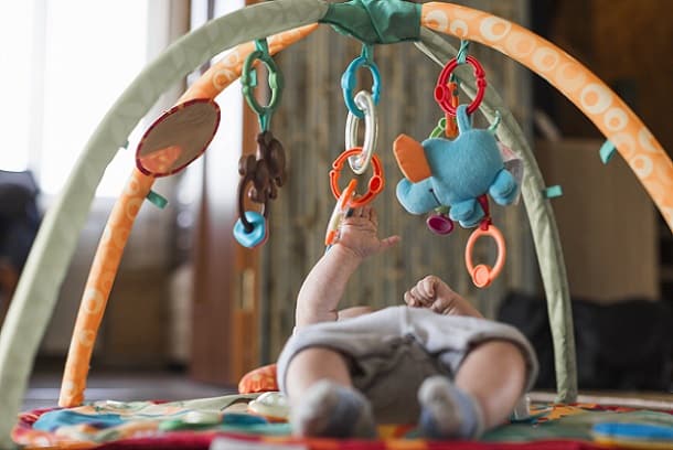  قلاب‌های دوخته شده در کنار تشک بازی باعث می‌شود بتوانید انواع  اسباب بازی‌ مناسب نوزاد سه ماهه را به آن وصل کنید.