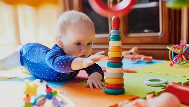 حلقه‌ها و توپ‌هایی که بافت جالبی دارند و یا سر و صدایی ایجاد می‌کنند، جزو انواع اسباب بازی مناسب نوزاد 6 ماهه تا 9 ماهه هستند.
