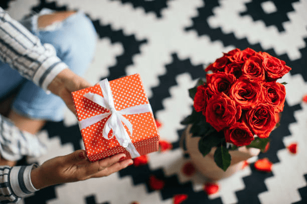 وجود قرارهای عاشقانه‌ای که در آن گل قرمز با هدایا و عروسک‌های ولنتاین ردوبدل می‌شود، یکی از مهم‌ترین قسمت‌های این مراسم است.