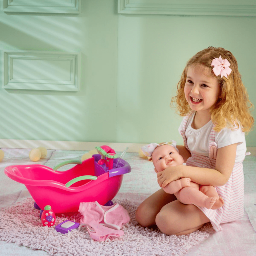 کودکان بیشتر اوقات درحال بازی با عروسک‌های خود هستند.