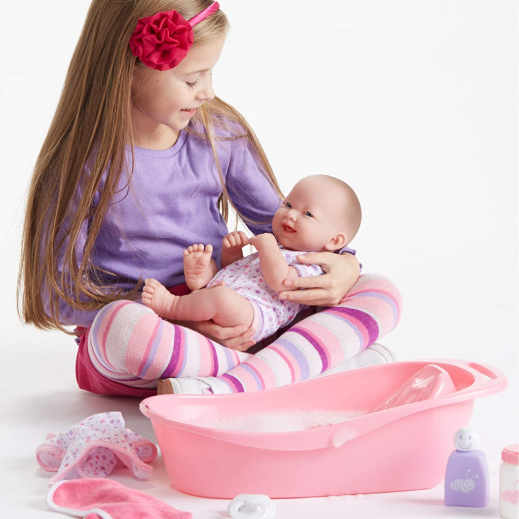 خشک کردن عروسک نوزاد یکی از آسان‌ترین مراحل شستشو آن محسوب می‌شود.