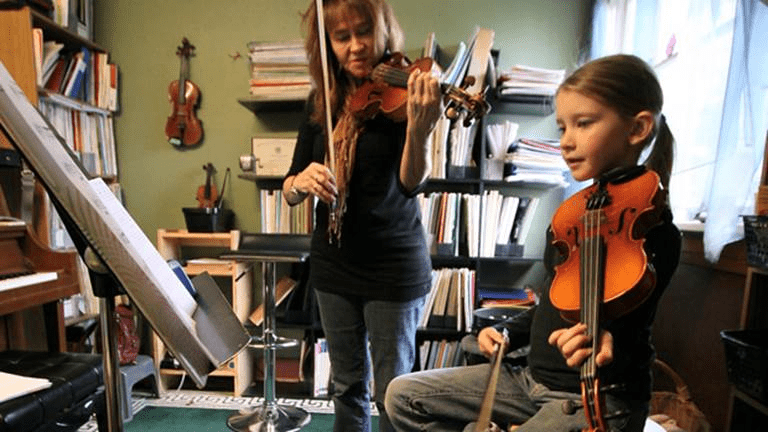 آموزش موسیقی به کودکان یک راه عالی برای کمک به رشد ذهنی و شخصیتی آن‌ها محسوب می‌شود.