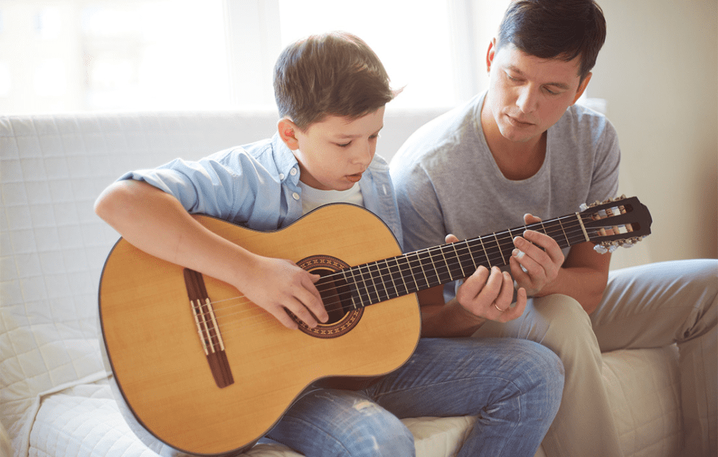 آموزش موسیقی به کودکان در منزل، یکی از روش‌هایی است که امروزه رواج زیادی دارد.