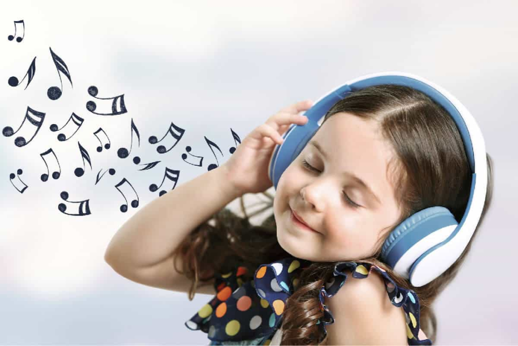 در روش آموزش موسیقی کودکان در منزل، شما کنترل بیشتری بر روند یادگیری فرزند خود دارید و آموزش موسیقی را برای کودکتان لذت‌بخش‌تر می‌کنید.